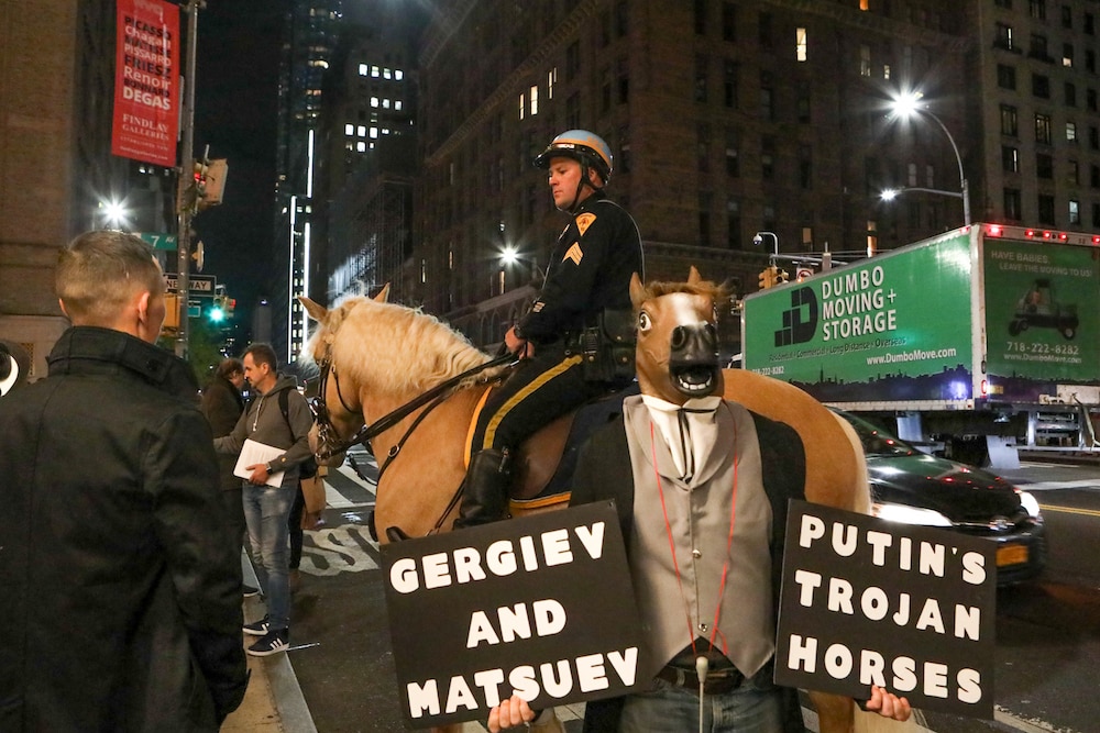 Колонки: «Дирижер из ада»: в Нью-Йорке прошла акция протеста перед выступлением Гергиева рис 4