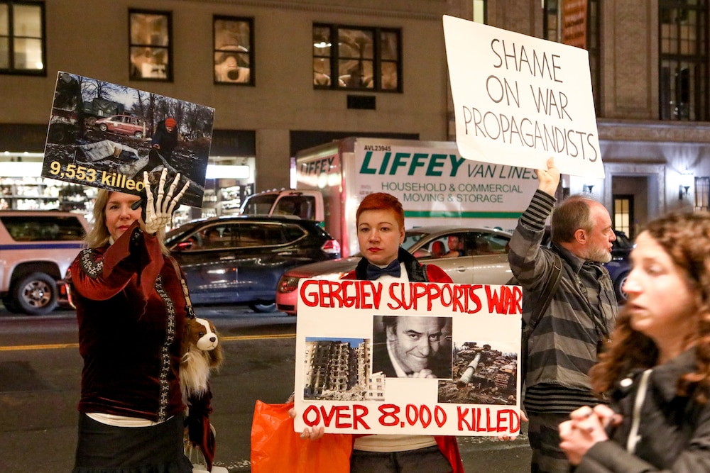 Колонки: «Дирижер из ада»: в Нью-Йорке прошла акция протеста перед выступлением Гергиева