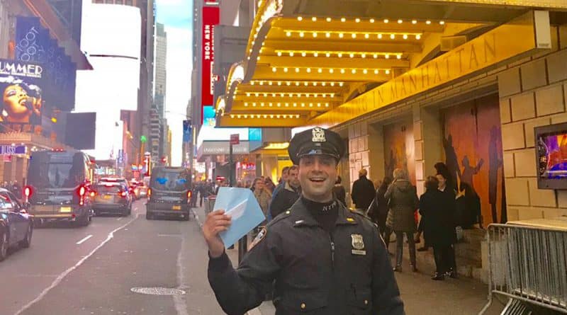Локальные новости: Офицер NYPD дал $20 туристке, простоявшей 4 дня в очереди за билетами на «Гамильтона»