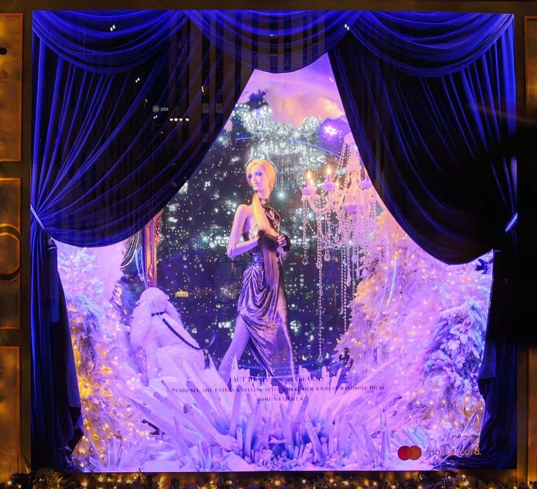 Локальные новости: Инсталляция в окнах Saks Fifth Avenue открывает двери в роскошную сказку рис 2