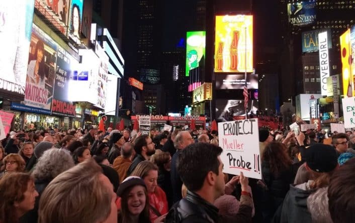 Локальные новости: Тысячи жителей Нью-Йорка встали на защиту расследования вмешательства России в выборы