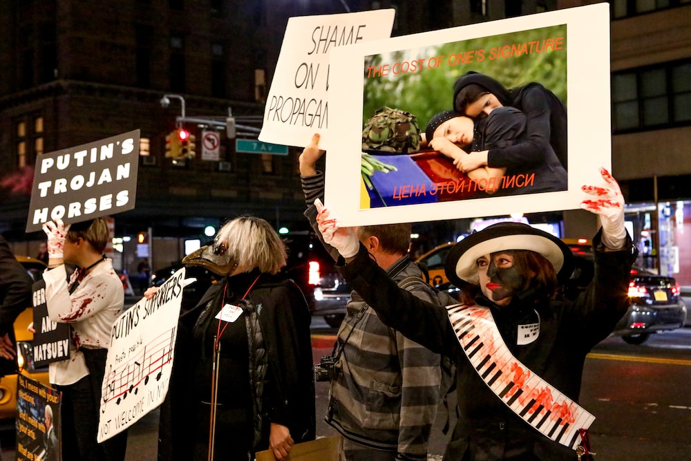 Колонки: «Дирижер из ада»: в Нью-Йорке прошла акция протеста перед выступлением Гергиева рис 3
