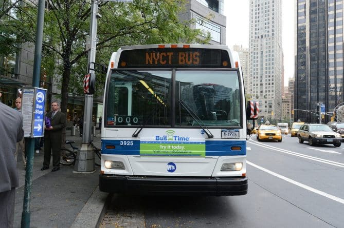 Происшествия: В Бронксе угнали городской автобус, чтобы съездить на нем в Куинc
