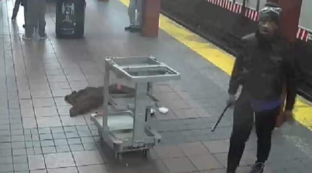 Происшествия: Женщина получила трубой по голове, пытаясь разнять драку на станции Herald Square
