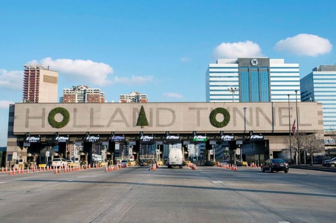 Локальные новости: Петиция с требованием перевесить украшение над нью-йоркским туннелем собрала более тысячи подписей