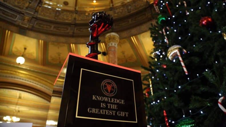 Закон и право: Сатанисты Чикаго получили право участвовать в рождественских мероприятиях