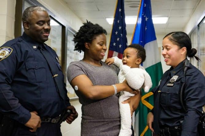 Локальные новости: Офицеры NYPD спасли 9-месячную малышку, которая чуть не задохнулась, подавившись кашей
