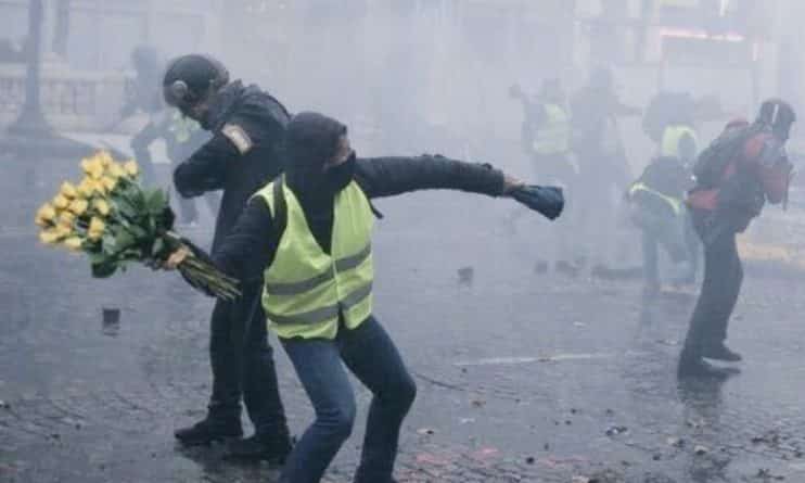 Путешествия: В Париже вторые сутки продолжаются массовые беспорядки