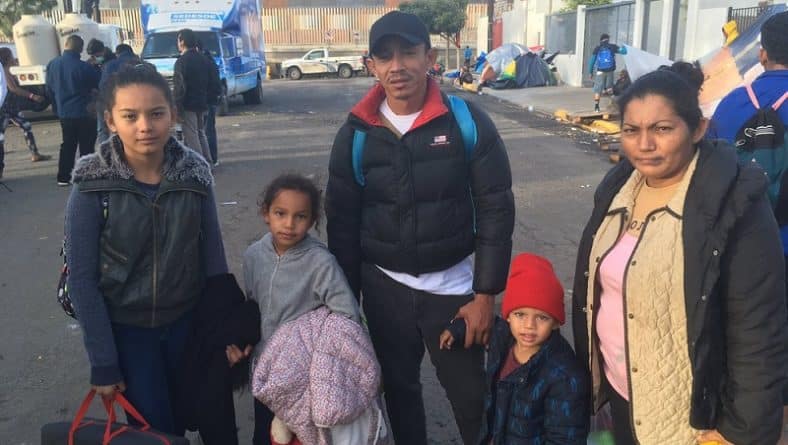 Политика: Мигранты на границе требуют от США по $50 тыс. на возвращение домой