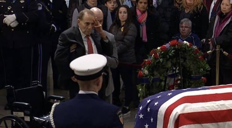 Политика: 95-летний Боб Доул попрощался с Джорджем Бушем в Капитолии