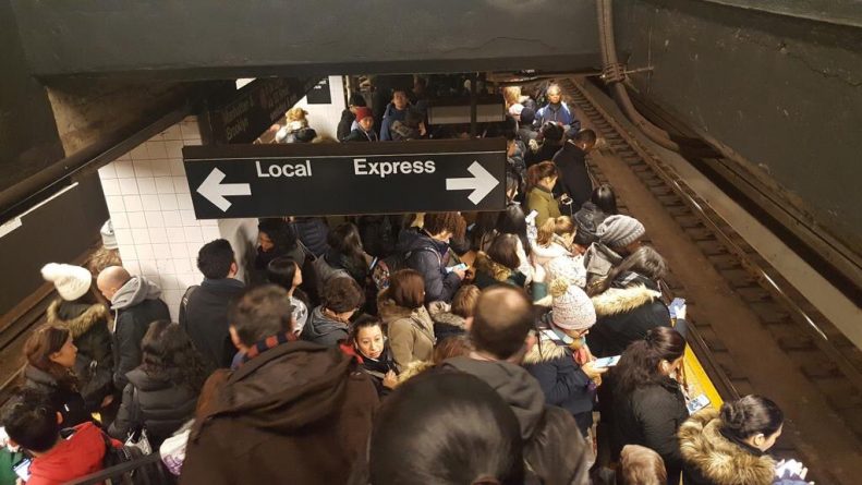 Локальные новости: Хождение по мукам. Куомо подарили сборник историй о поездках в метро NY