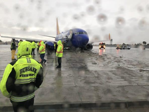 Происшествия: Аэробус выкатился за пределы полосы в аэропорту Голливуда