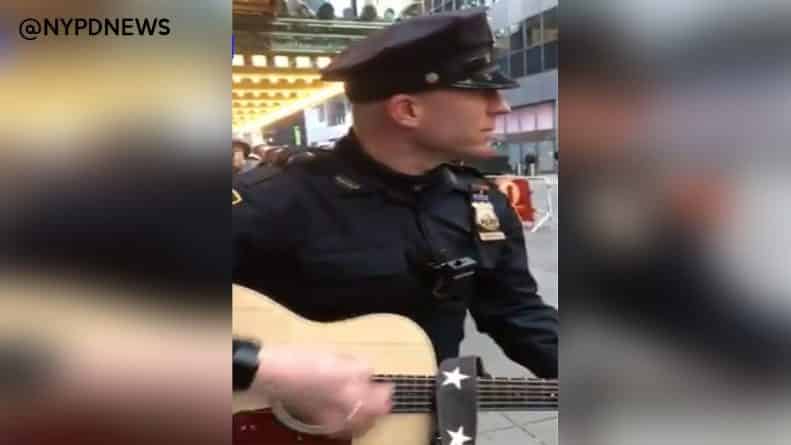 Локальные новости: Офицер NYPD развлекал игрой на гитаре туристов, стоящих в очереди на бродвейское шоу