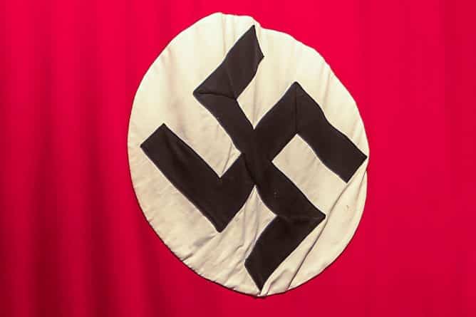 Локальные новости: В кампусе Перчейз-колледжа нашли нацистские плакаты. Полиция расследует инцидент