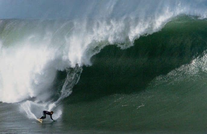 Путешествия: Mavericks отменен в Калифорнии из-за опасной волны, но серферы лезут в воду