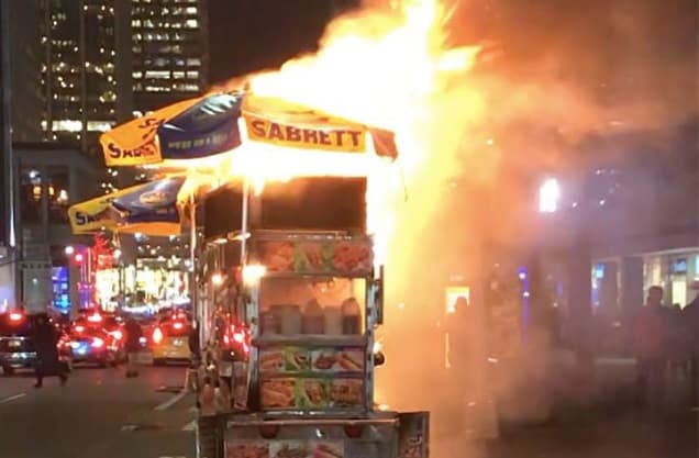 Происшествия: В центре NY взорвалась и сгорела тележка с хот-догами