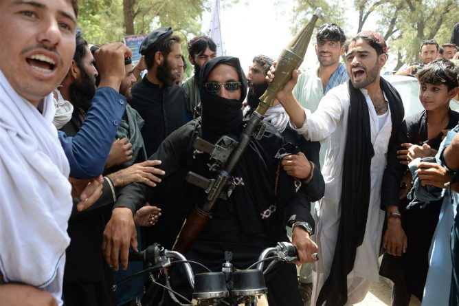 Политика: Талибы празднуют известие о возможном уходе США из Афганистана