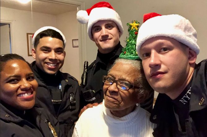 Локальные новости: Сотрудники NYPD посетили мать погибшей в прошлом году коллеги, чтобы поздравить с Рождеством