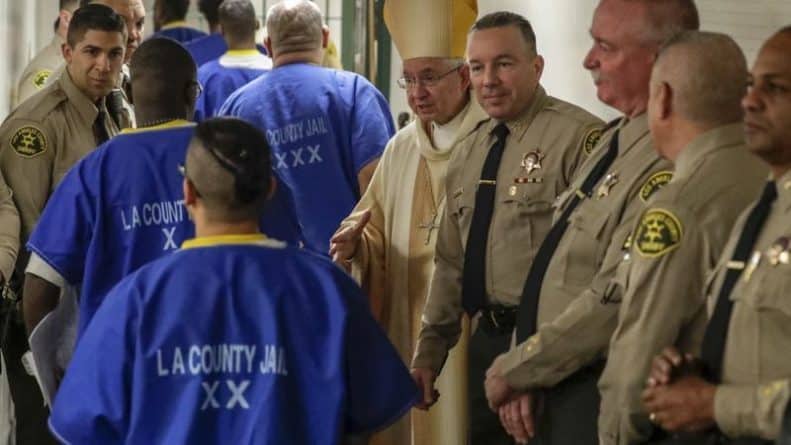 Локальные новости: Окружной шериф Лос-Анджелеса отметил Рождество с заключенными