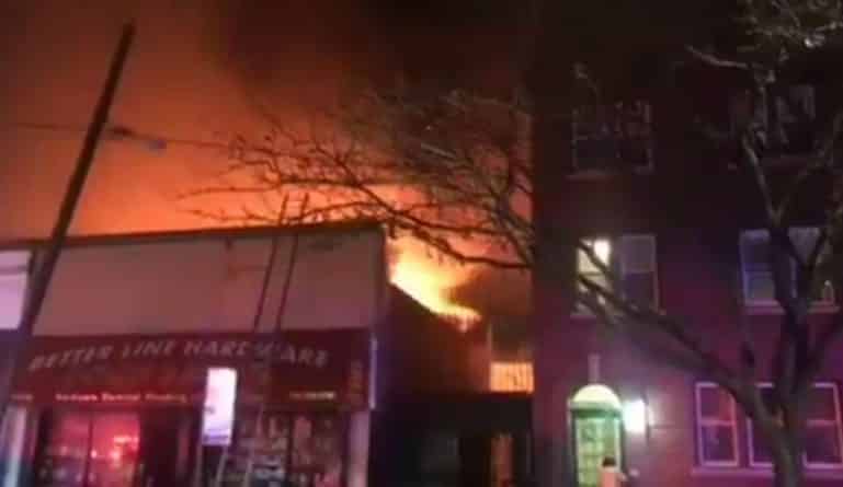 Происшествия: В Куинсе — крупный пожар: 12 раненых, полыхали магазины и рестораны