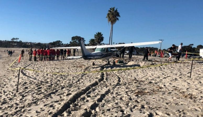 Происшествия: В Калифорнии самолет совершил аварийную посадку на пляже (фото)