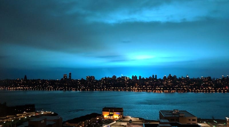 Локальные новости: Пришельцы? Вечером в небе Нью-Йорка появилось ярко-голубое свечение (фото)