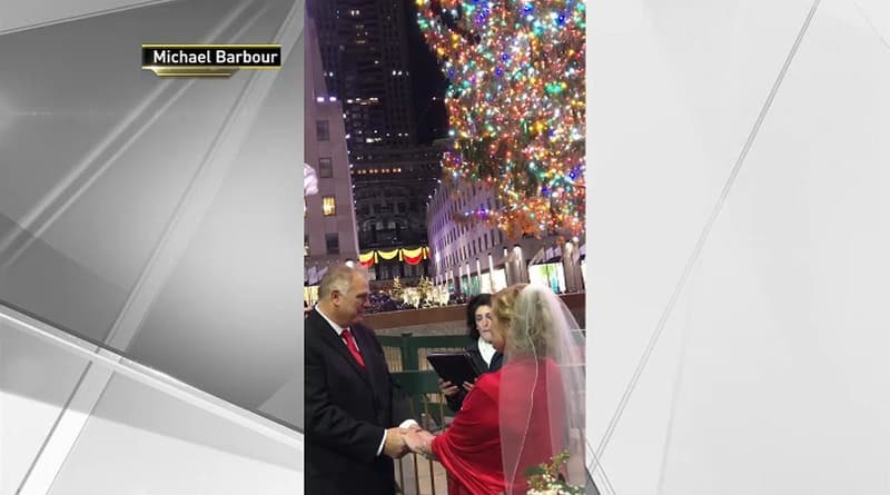 Локальные новости: Пара из Нью-Джерси поженилась накануне Рождества у елки в Рокфеллер-центре