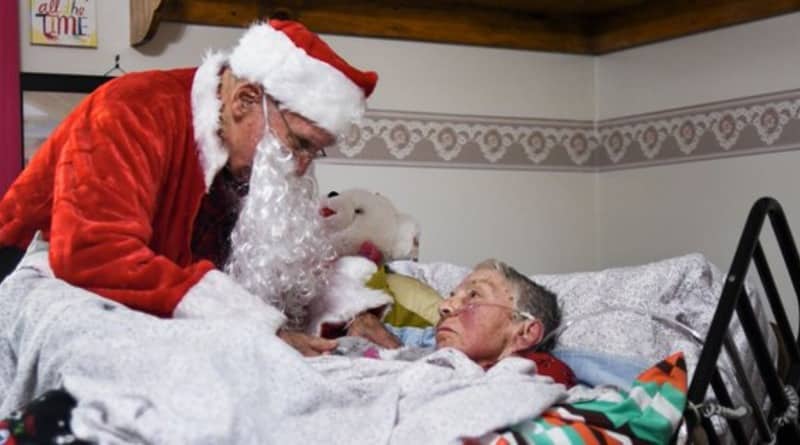 Популярное: 90-летний муж оделся Сантой и устроил Рождество в палате парализованной жены