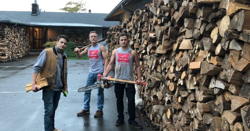 Популярное: «Никто не замерзнет»: отец с сыновьями нарубили дров на 80 грузовиков и отвезли их нуждающимся