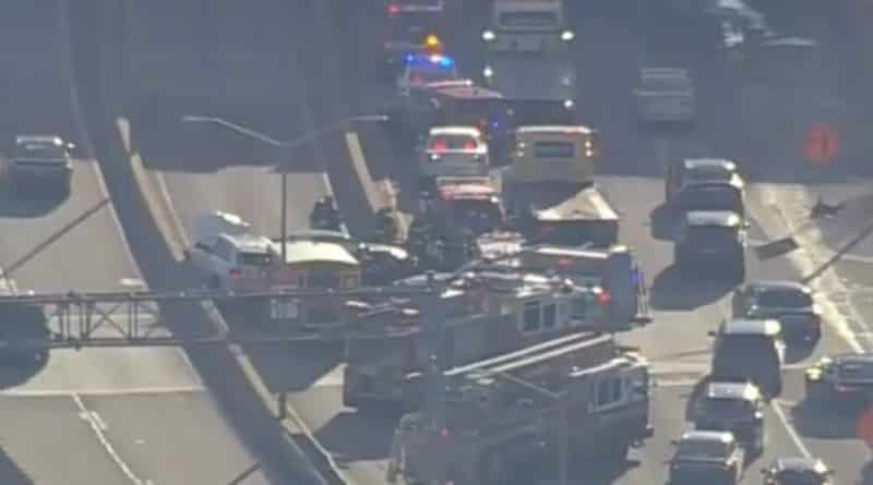 Происшествия: Школьный автобус столкнулся с автомобилями в Куинсе: 8 пострадавших
