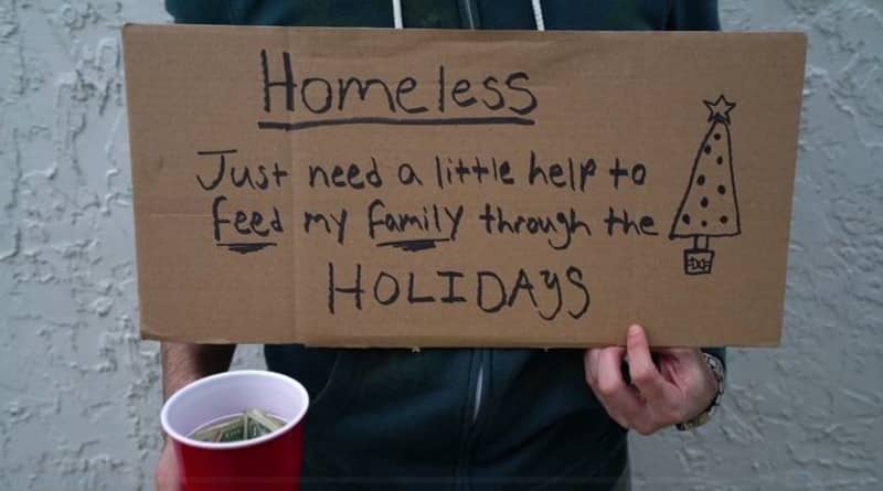Видео: «Бездомный» давал по $100 прохожим, останавливавшимся, чтобы помочь ему (видео)
