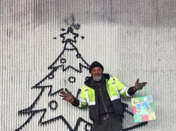 Локальные новости: Житель Лос-Анджелеса рисует на улицах новогодние елки и оставляет под ними подарки для бездомных