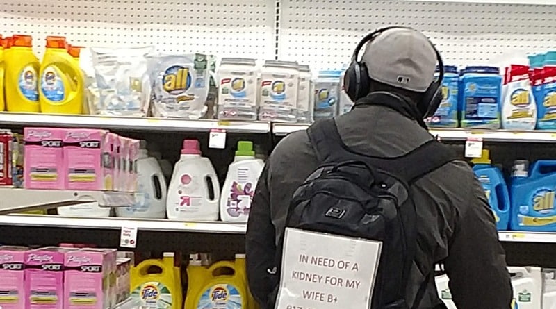 Здоровье: По Нью-Йорку ходит мужчина с рюкзаком, на котором — записка: «Ищу донора почки для жены»
