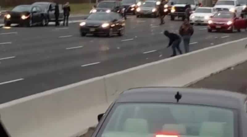 Видео: Хаос и ДТП: на шоссе из машины высыпалось полмиллиона долларов (видео)