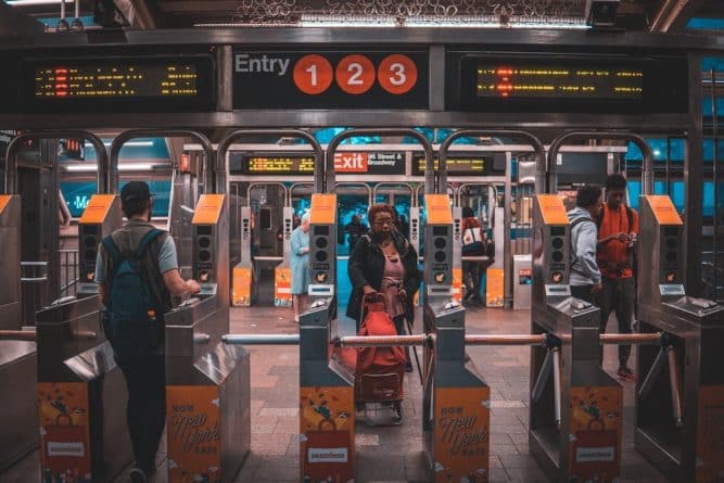Локальные новости: В общественном транспорте Нью-Йорка будут бороться с безбилетниками с помощью «живого барьера»