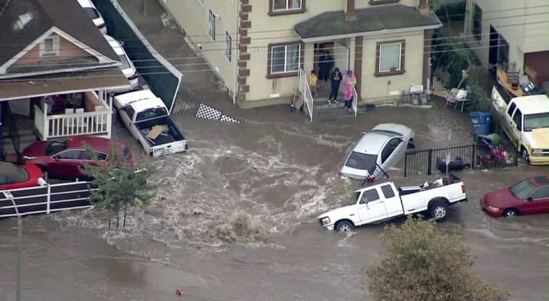 Происшествия: Улицы Лос-Анджелеса превратились в бушующие реки — прорвало водопровод в районе South Park