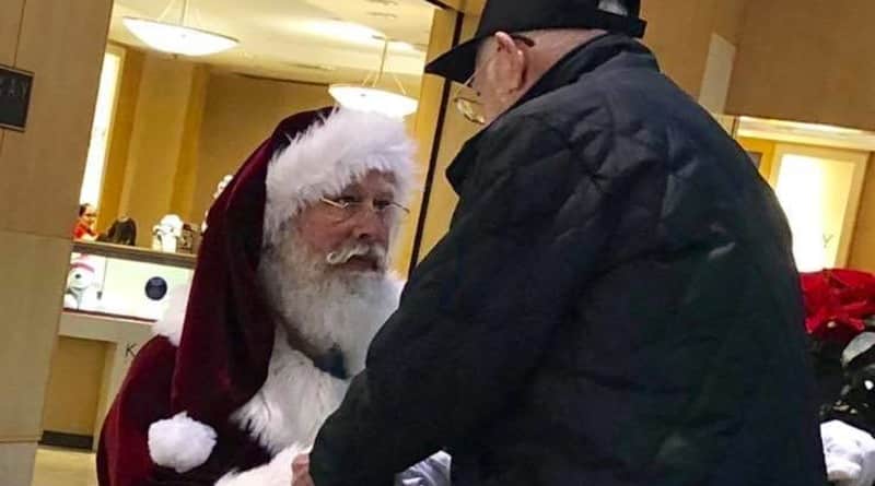 Популярное: Санта преклонил колено перед 93-летним ветераном: фото стало вирусным