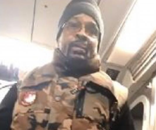 Происшествия: В метро Нью-Йорка девушке сломали позвоночник после того, как ее поцеловала в щеку спутница