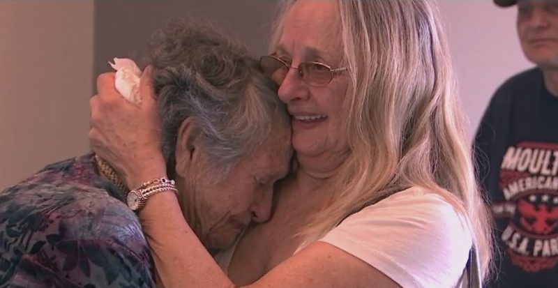 Популярное: Женщина воссоединилась с дочерью, которую 69 лет считала погибшей при рождении