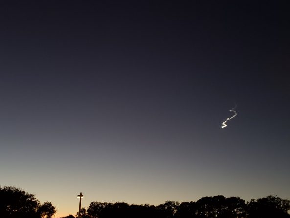 Наука: В вечернем небе над Калифорнией появилось загадочное явление в виде «полосы света»