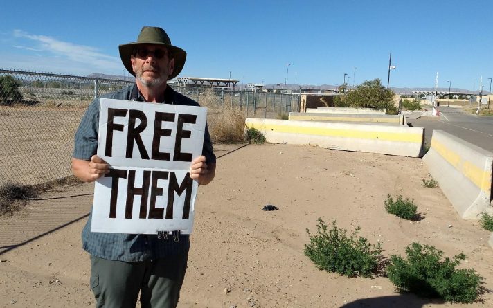 Политика: Житель Бруклина на протяжении 2 месяцев ведет одиночный протест на границе с Мексикой