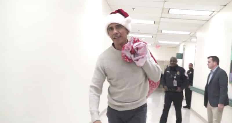 Политика: В шапке и с мешком: Обама в образе Санта-Клауса раздал подарки детям в больнице Вашингтона