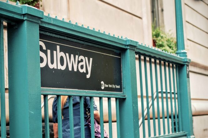 Происшествия: Пассажирку нью-йоркского метро изнасиловали прямо в вагоне, когда она заснула
