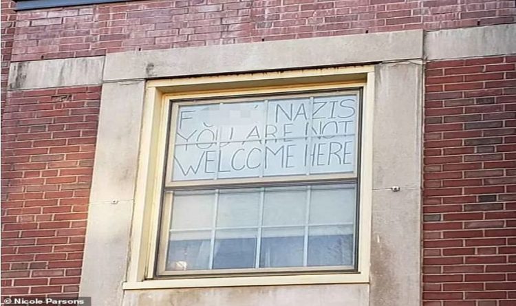 Происшествия: Студентку UMass попросили убрать с окна надпись, оскорбляющую неонацистов
