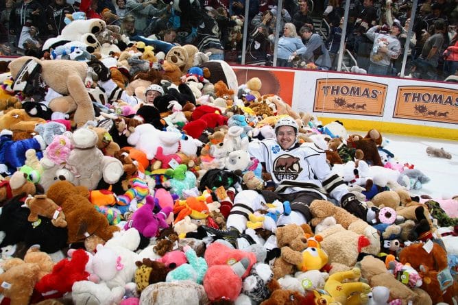 Спорт: Мягкий рекорд. Болельщики Hershey Bears бросили на лед почти 35 тыс. игрушек.