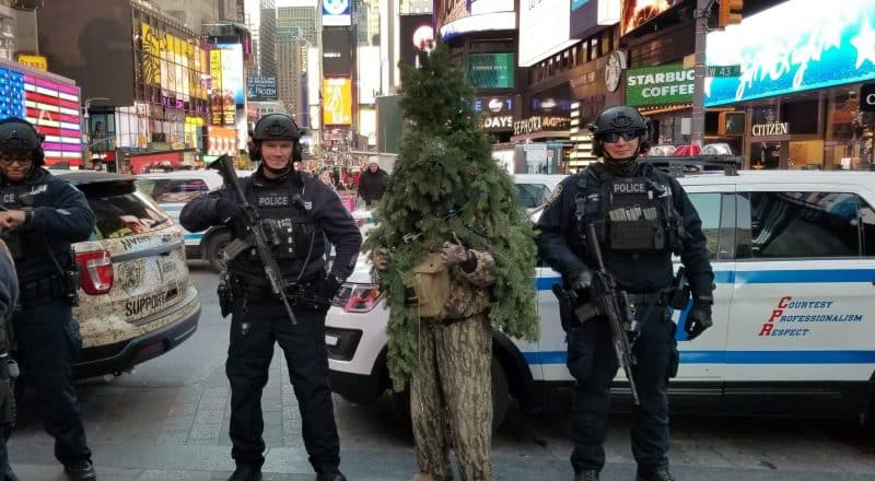 Локальные новости: Новогодняя ель ходит по улицам Нью-Йорка и разговаривает с прохожими