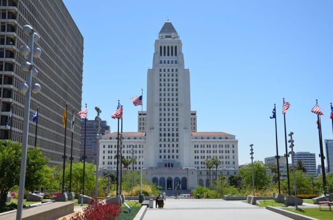 Закон и право: ФБР расследует возможные случаи коррупции и отмывания денег в мэрии Лос-Анджелеса