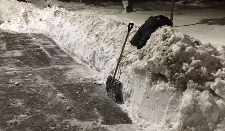 Происшествия: Мужчина замерз насмерть, разгребая снег в Милуоки