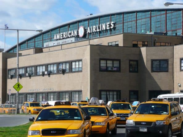 Политика: Из-за шатдауна в аэропортах Нью-Йорка, Филадельфии и Ньюарка задержали рейсы