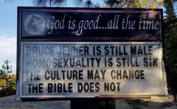 Закон и право: Пастор церкви в Калифорнии, разместивший надпись «Брюс Дженнер все еще мужчина. Гомосексуализм — все еще грех», покинул приход